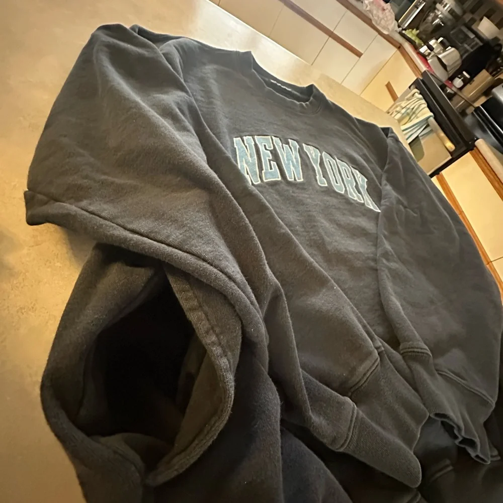 Brandy Melville Navy New York Crewneck with Pockets - Picture 4 of 5